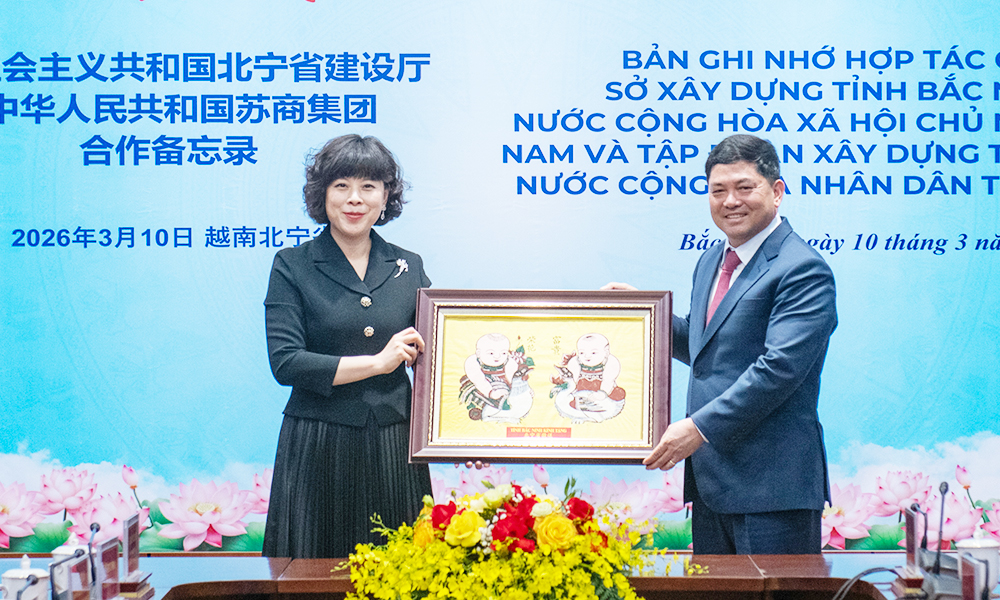 B&iacute; thư Tỉnh ủy Nguyễn Hồng Th&aacute;i tặng sản phẩm l&agrave;ng nghề tỉnh Bắc Ninh cho l&atilde;nh đạo Tập đo&agrave;n T&ocirc; Thương.