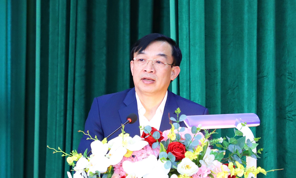 Đồng ch&iacute; Nguyễn Đ&igrave;nh Lợi tr&igrave;nh b&agrave;y chương tr&igrave;nh h&agrave;nh động với cử tri phường Bồng Lai.