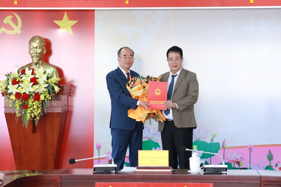 TUV, Ph&oacute; Chủ tịch UBND tỉnh Nguyễn Ngọc Ph&uacute;c trao Quyết định bổ nhiệm Gi&aacute;m đốc Trung t&acirc;m Phục vụ h&agrave;nh ch&iacute;nh c&ocirc;ng tỉnh cho &ocirc;ng Nguyễn Hữu Tuấn.