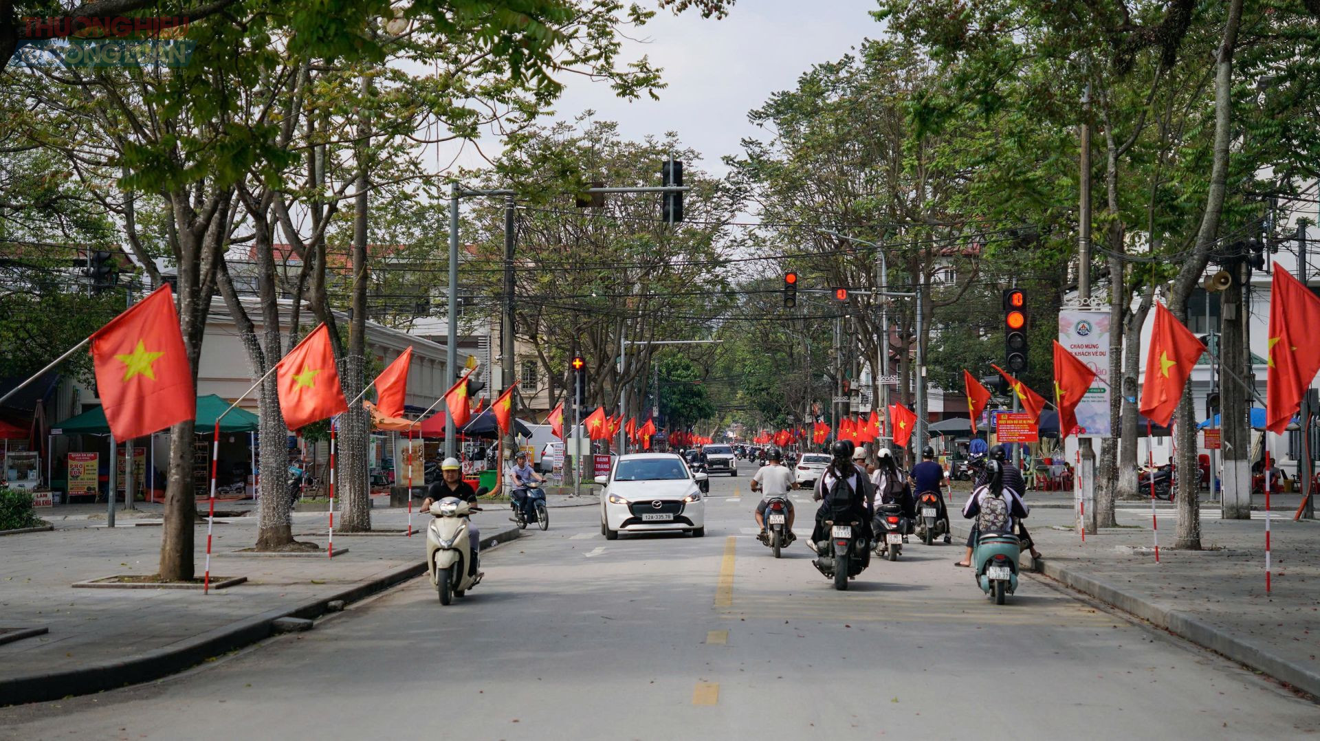 Nhiều trụ sở cơ quan, trường học, khu d&acirc;n cư treo cờ, pano cổ động, đồng thời bố tr&iacute; c&aacute;c bảng th&ocirc;ng tin giới thiệu về cuộc bầu cử để người d&acirc;n dễ d&agrave;ng theo d&otilde;i. C&aacute;c nội dung về quyền v&agrave; nghĩa vụ của cử tri, quy tr&igrave;nh bỏ phiếu, thời gian tổ chức bầu cử được phổ biến rộng r&atilde;i qua hệ thống loa truyền thanh cơ sở.