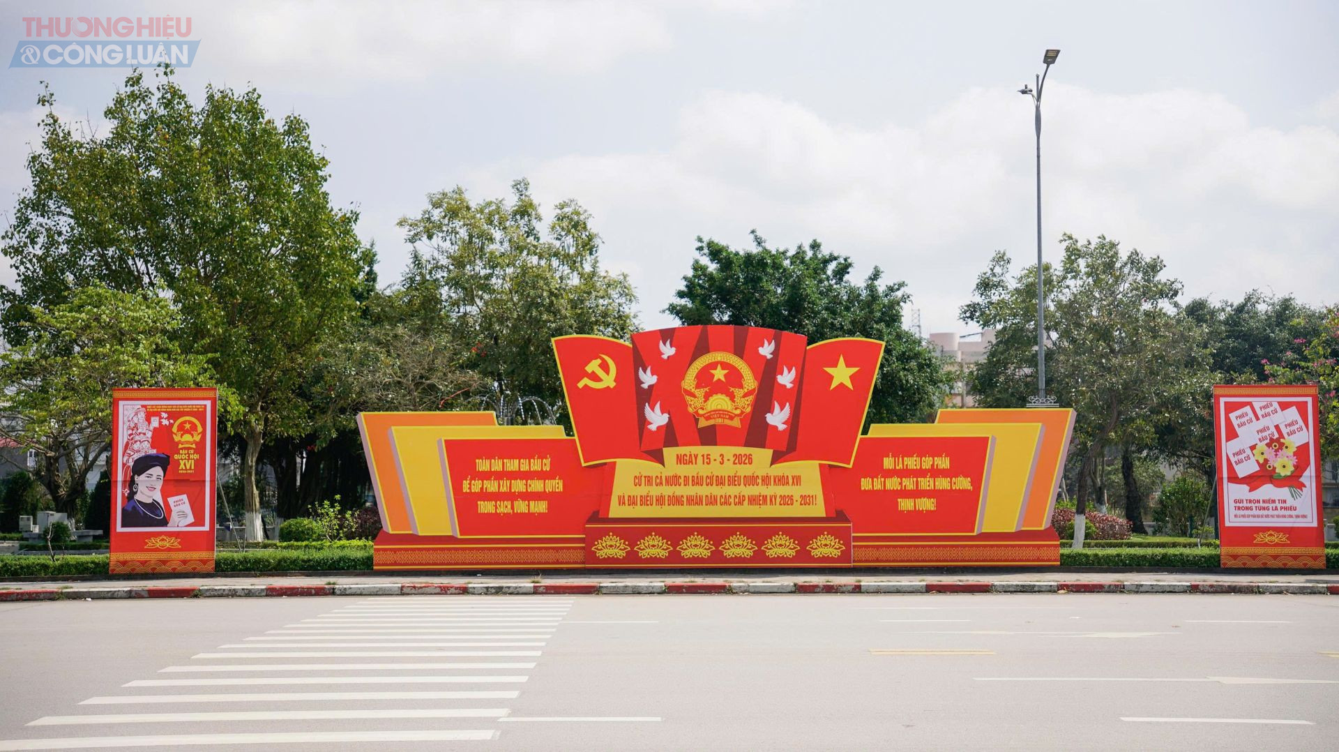 Kh&ocirc;ng gian trước UBND tỉnh Lạng Sơn, trụ sở cơ quan trở n&ecirc;n rực rỡ với sắc đỏ của cờ Tổ quốc, cờ Đảng c&ugrave;ng những khẩu hiệu tuy&ecirc;n truyền được treo ngay ngắn, tạo n&ecirc;n diện mạo trang nghi&ecirc;m v&agrave; sinh động. Nhiều người d&acirc;n khi đi qua khu vực n&agrave;y cũng dừng lại quan s&aacute;t, đọc th&ocirc;ng tin tr&ecirc;n c&aacute;c bảng tuy&ecirc;n truyền, thể hiện sự quan t&acirc;m đối với sự kiện ch&iacute;nh trị quan trọng sắp diễn ra.