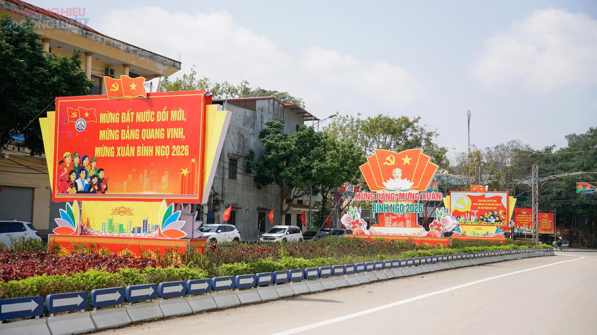 Pano, khẩu hiệu với th&ocirc;ng điệp k&ecirc;u gọi cử tri t&iacute;ch cực tham gia bỏ phiếu thể hiện tinh thần đo&agrave;n kết của d&acirc;n tộc.