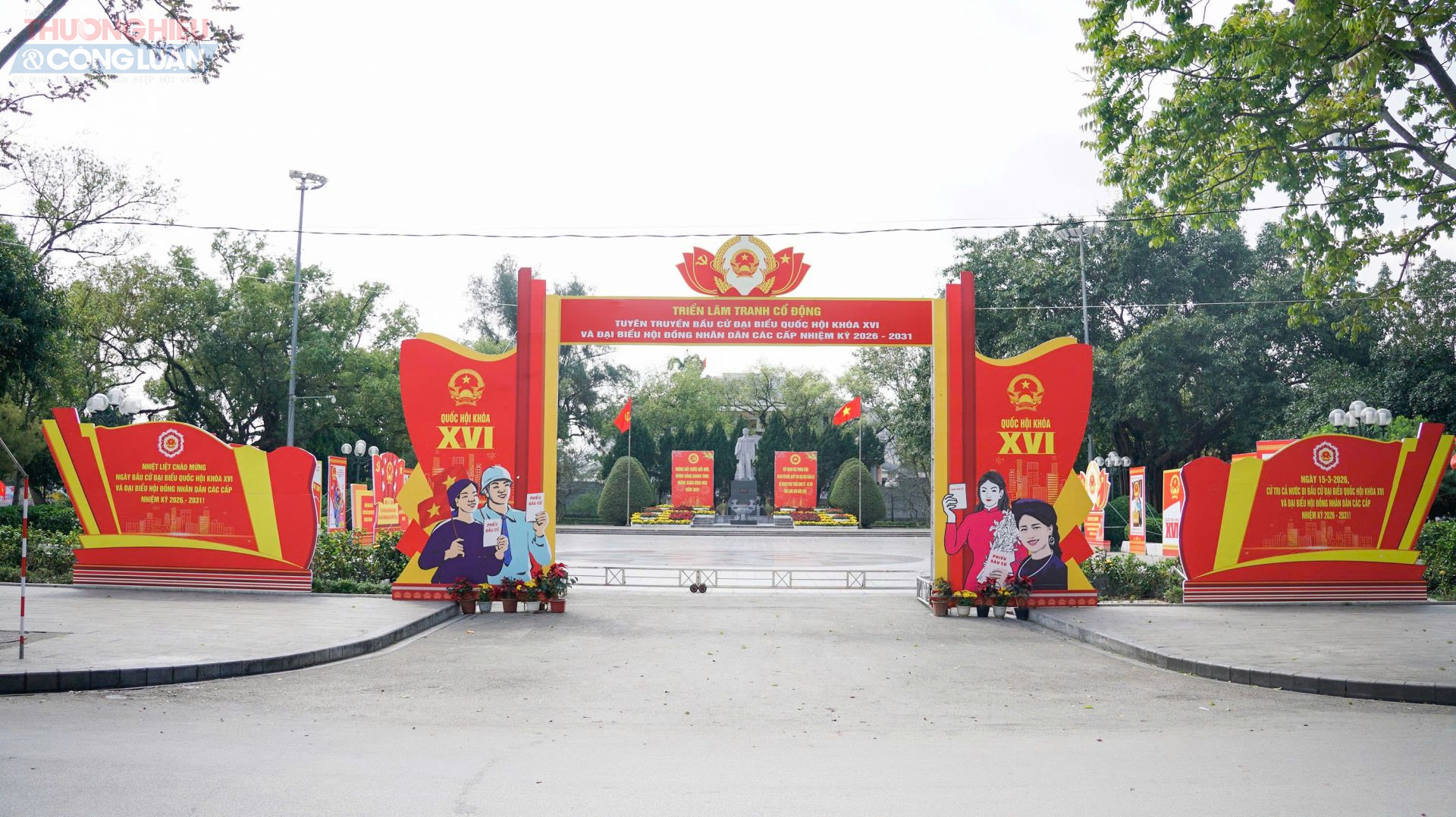 B&ecirc;n cạnh đ&oacute;, c&aacute;c cơ quan, đơn vị tr&ecirc;n địa b&agrave;n cũng chủ động chỉnh trang khu&ocirc;n vi&ecirc;n, treo cờ, treo băng r&ocirc;n v&agrave; tăng cường tuy&ecirc;n truyền trực quan nhằm tạo kh&ocirc;ng kh&iacute; phấn khởi hướng tới ng&agrave;y bầu cử. Những hoạt động n&agrave;y kh&ocirc;ng chỉ g&oacute;p phần lan tỏa th&ocirc;ng tin về cuộc bầu cử m&agrave; c&ograve;n thể hiện tinh thần tr&aacute;ch nhiệm, sự đồng l&ograve;ng của ch&iacute;nh quyền v&agrave; nh&acirc;n d&acirc;n trong việc chuẩn bị cho ng&agrave;y hội lớn của to&agrave;n d&acirc;n.