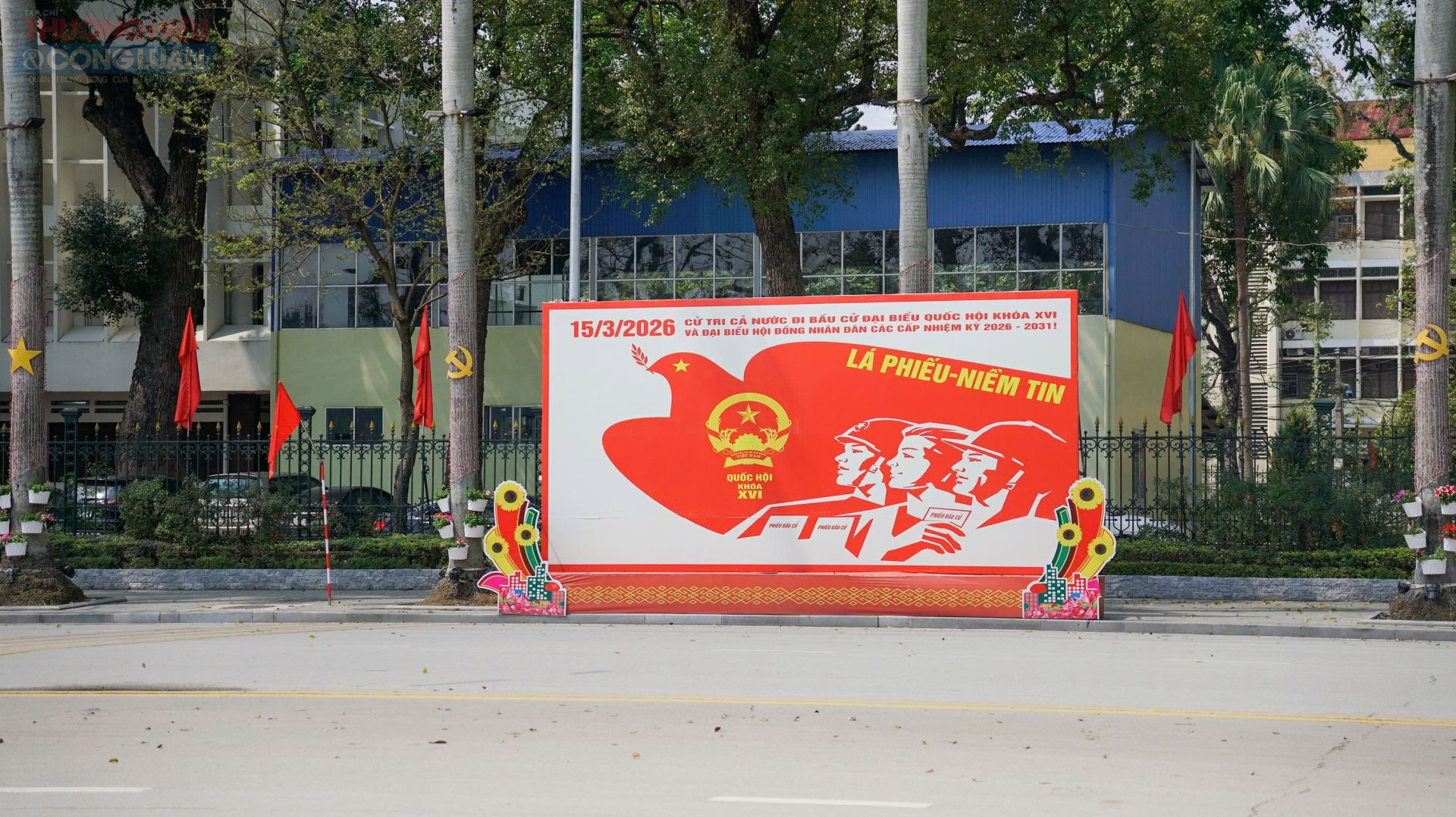 C&aacute;c cụm pano lớn giới thiệu về &yacute; nghĩa của cuộc bầu cử, quyền v&agrave; nghĩa vụ của cử tri được đặt tại c&aacute;c vị tr&iacute; dễ quan s&aacute;t, gi&uacute;p người d&acirc;n thuận tiện tiếp cận th&ocirc;ng tin.