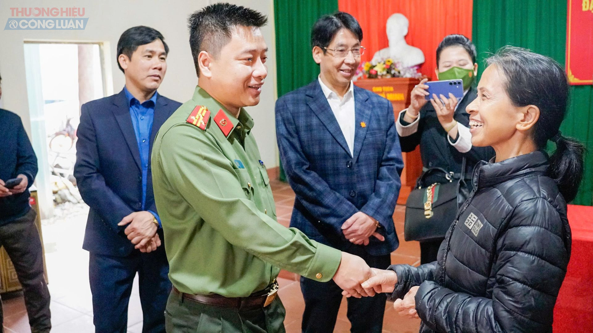 Chia sẻ với ph&oacute;ng vi&ecirc;n, &ocirc;ng Nguyễn Văn H., một người d&acirc;n tại th&agrave;nh phố Lạng Sơn cho biết: &ldquo;Những ng&agrave;y n&agrave;y, đi tr&ecirc;n c&aacute;c tuyến phố đều thấy cờ hoa rực rỡ, kh&ocirc;ng kh&iacute; rất phấn khởi. Người d&acirc;n ch&uacute;ng t&ocirc;i đều mong chờ v&agrave; sẵn s&agrave;ng tham gia bầu cử để thực hiện quyền v&agrave; nghĩa vụ của m&igrave;nh&rdquo;.