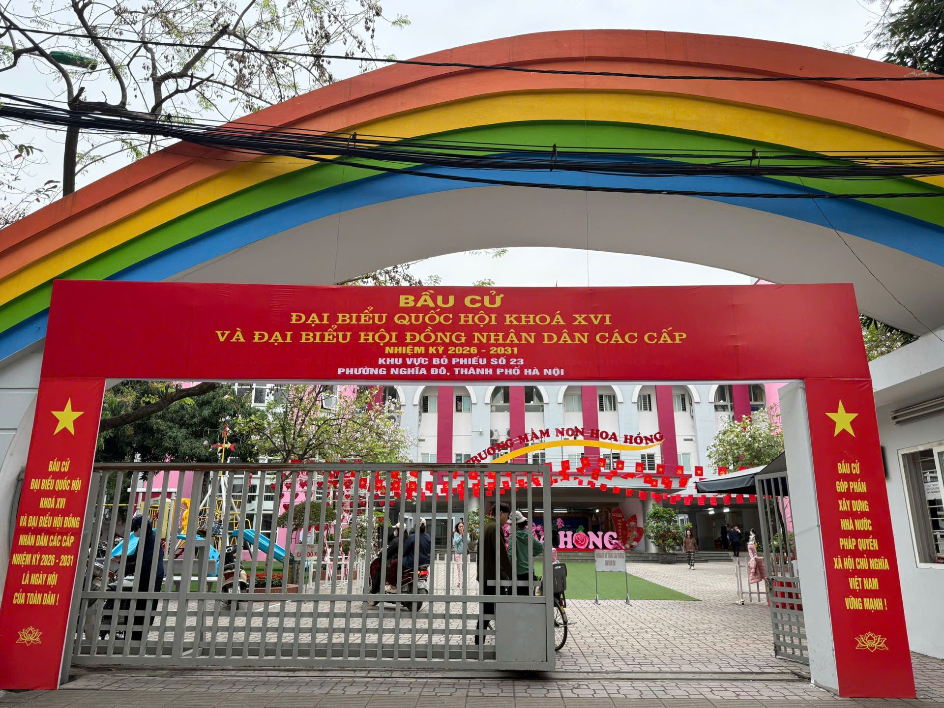 C&ocirc;ng t&aacute;c trang tr&iacute;, tuy&ecirc;n truyền trực quan được triển khai tại c&aacute;c khu vực bỏ phiếu nhằm tạo kh&ocirc;ng kh&iacute; phấn khởi trước ng&agrave;y bầu cử.