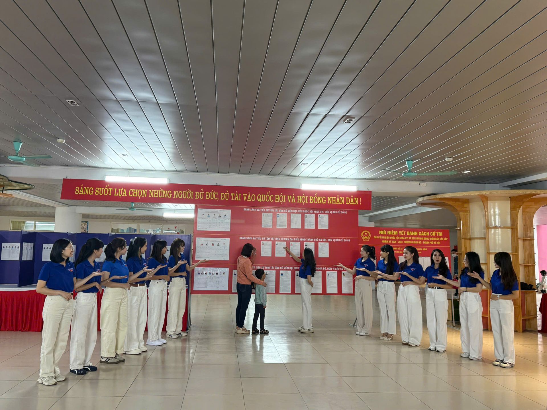 Cử tri t&igrave;m hiểu th&ocirc;ng tin ứng cử vi&ecirc;n đại biểu Quốc hội kh&oacute;a XVI v&agrave; đại biểu Hội đồng nh&acirc;n d&acirc;n c&aacute;c cấp được ni&ecirc;m yết c&ocirc;ng khai theo quy định.