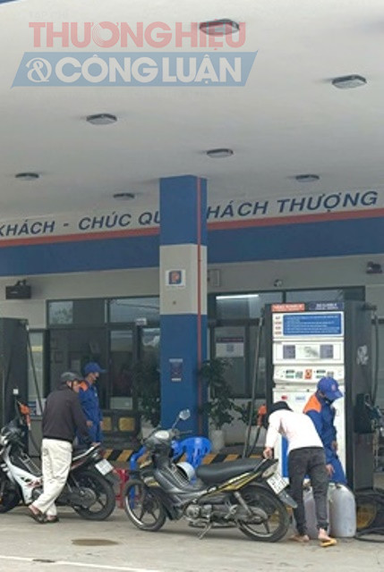 C&acirc;y xăng, dầu tại ng&atilde; tư Nguyễn Lương Bằng v&agrave; Nguyễn Tất Th&agrave;nh, thuộc địa b&agrave;n phường Hải V&acirc;n.