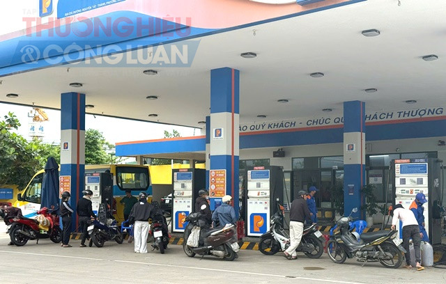 S&aacute;ng nay ng&agrave;y 11/3, l&uacute;c 10 giờ tại c&acirc;y xăng dầu tại ng&atilde; tư Nguyễn Lương Bằng v&agrave; Nguyễn Tất Th&agrave;nh, thuộc địa b&agrave;n phường Hải V&acirc;n, người ti&ecirc;u d&ugrave;ng phải đứng chờ...