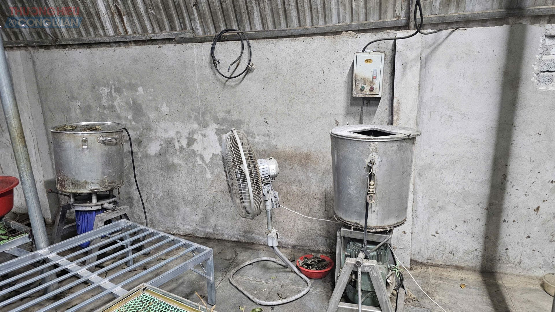 Hệ thống m&aacute;y m&oacute;c th&ocirc; sơ Ho&agrave;ng Văn To&agrave;n c&ugrave;ng đồng bọn đ&atilde; chỉ đạo nh&acirc;n vi&ecirc;n cấp dưới, thu mua nguy&ecirc;n liệu l&agrave; c&aacute;c loại c&acirc;y, l&aacute;, hạt&hellip; của người d&acirc;n rồi sử dụng c&aacute;c m&aacute;y m&oacute;c nghiền th&agrave;nh loại bột mịn v&agrave; đ&oacute;ng g&oacute;i, phục vụ cho việc kh&aacute;m chữa bệnh của Ph&ograve;ng kh&aacute;m Ho&agrave;ng Minh Đường