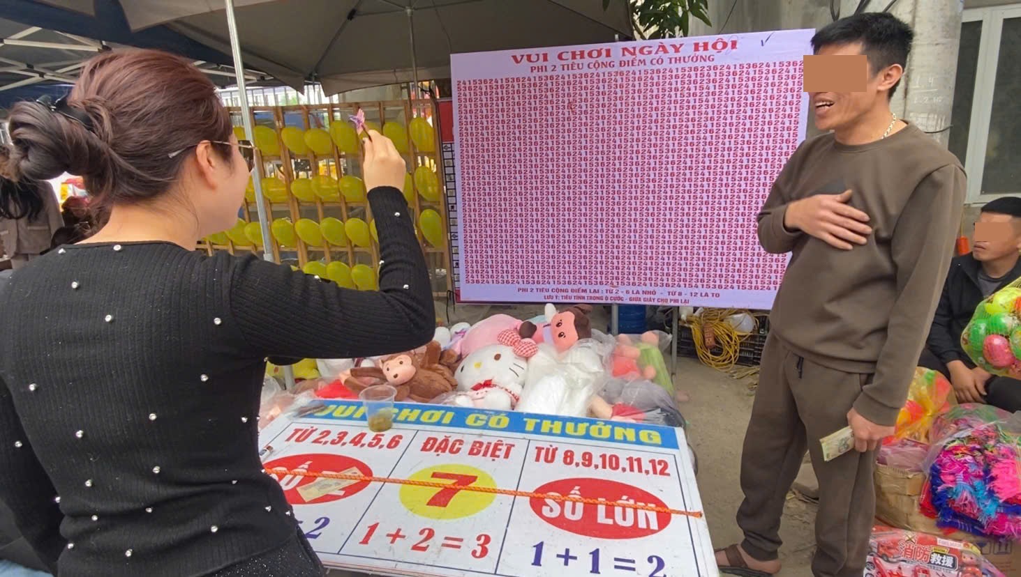 C&oacute; hai loại tr&ograve; chơi phi ti&ecirc;u: Phi ti&ecirc;u v&agrave;o b&oacute;ng để lấy gấu b&ocirc;ng v&agrave; phi ti&ecirc;u v&agrave;o bảng, cộng điểm ăn tiền