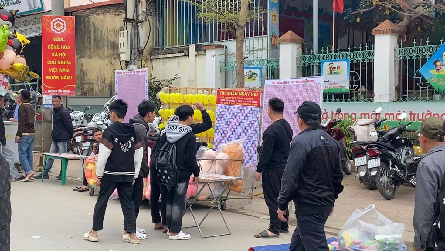 Tr&ograve; chơi may rủi n&agrave;y xuất hiện mọi nơi trong khu&ocirc;n vi&ecirc;n lễ hội