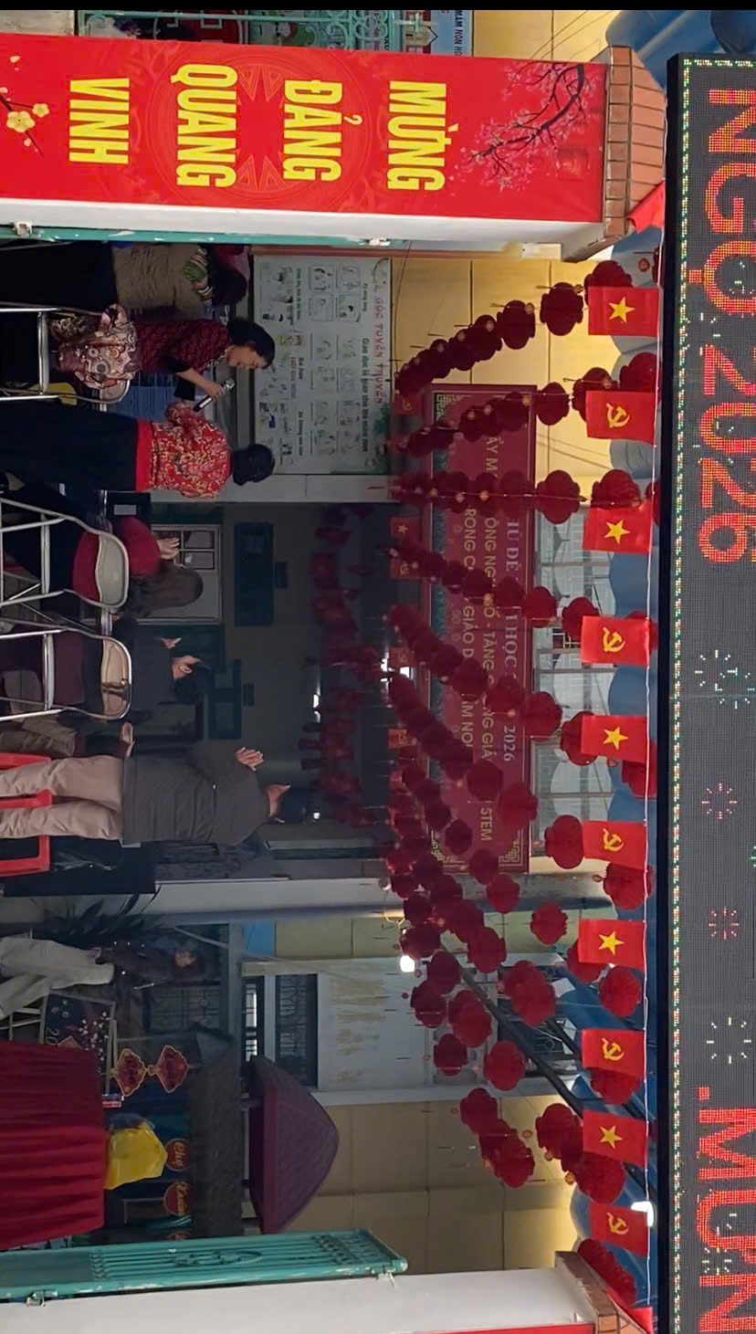 B&ecirc;n trong trường rộn r&agrave;ng tiếng ch&uacute;c tụng, h&ograve; reo h&aacute;t ca