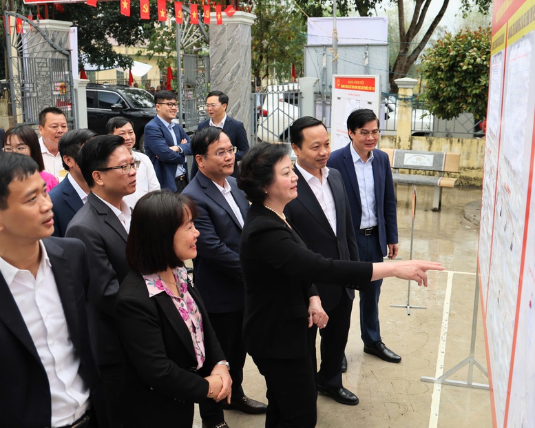 B&iacute; thư Trung ương Đảng, Ph&oacute; Thủ tướng Phạm Thị Thanh Tr&agrave; kiểm tra thực tế c&ocirc;ng t&aacute;c chuẩn bị bầu cử tại x&atilde; Thanh An - Ảnh: VGP/Thu Giang