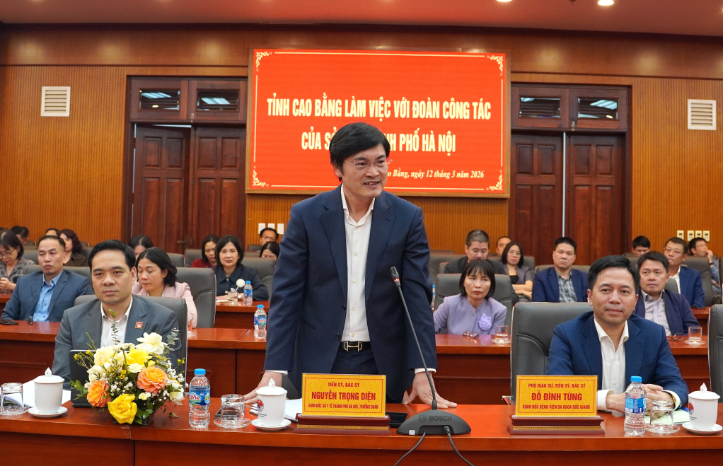 &Ocirc;ng Nguyễn Trọng Diện, Gi&aacute;m đốc Sở Y tế H&agrave; Nội ph&aacute;t biểu tại buổi l&agrave;m việc. Ảnh: BCB