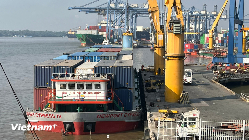 Lộ tr&igrave;nh vận tải đường biển hiện đ&atilde; bị k&eacute;o d&agrave;i từ 40 ng&agrave;y l&ecirc;n tới 50 ng&agrave;y do t&agrave;u phải đi v&ograve;ng để tr&aacute;nh khu vực xung đột. (Ảnh: Vietnam+)