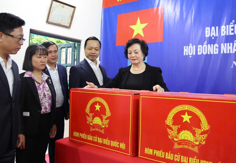 Ph&oacute; Thủ tướng Phạm Thị Thanh Tr&agrave; kiểm tra khu vực bỏ phiếu số 05 tại x&atilde; Thanh An - Ảnh: VGP/Thu Giang