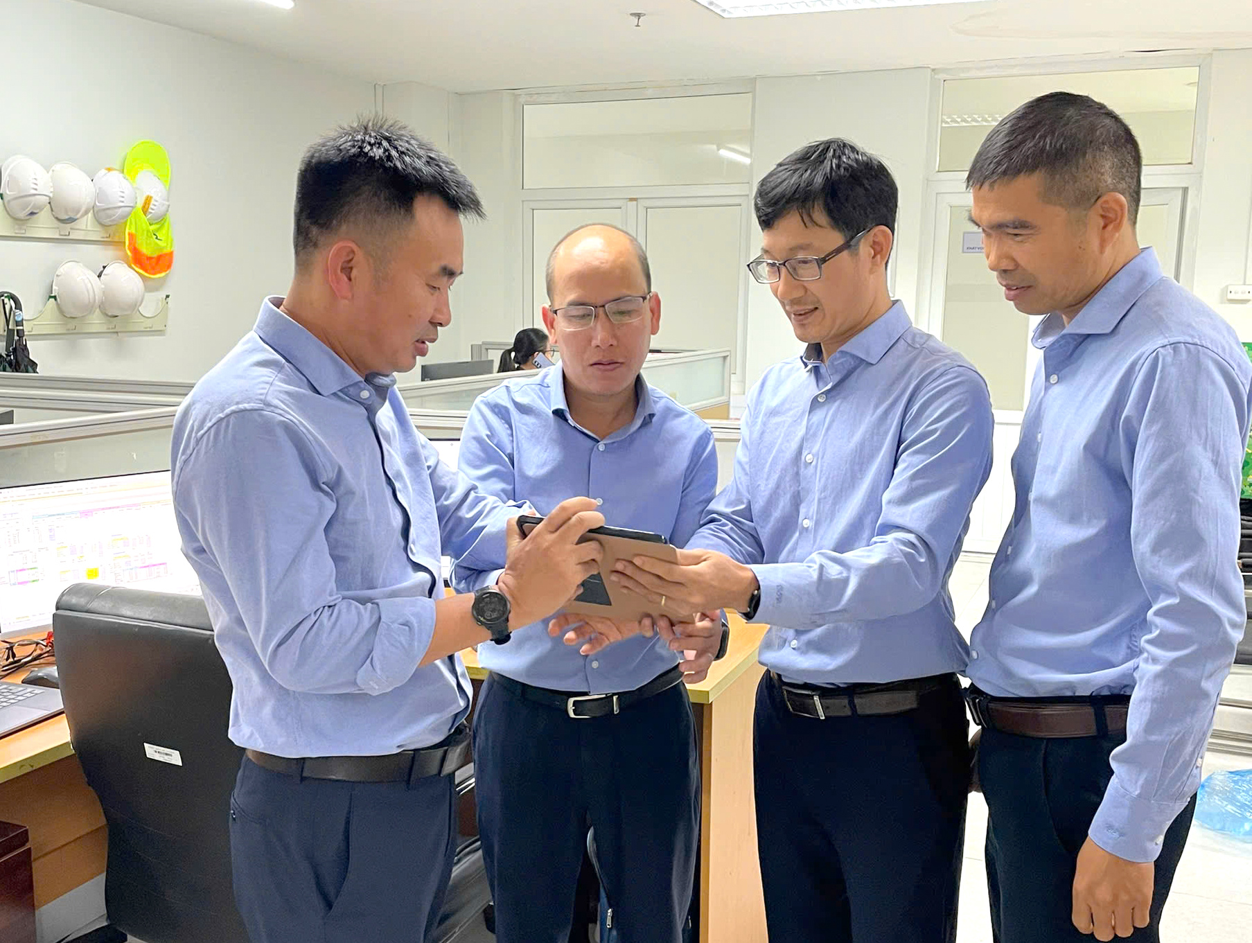 Kỹ sư Đinh Văn Toản (thứ 2 từ phải sang) v&agrave; cộng sự thảo luận về giải ph&aacute;p &ldquo;bốc gh&eacute;p&rdquo; dầu th&ocirc;