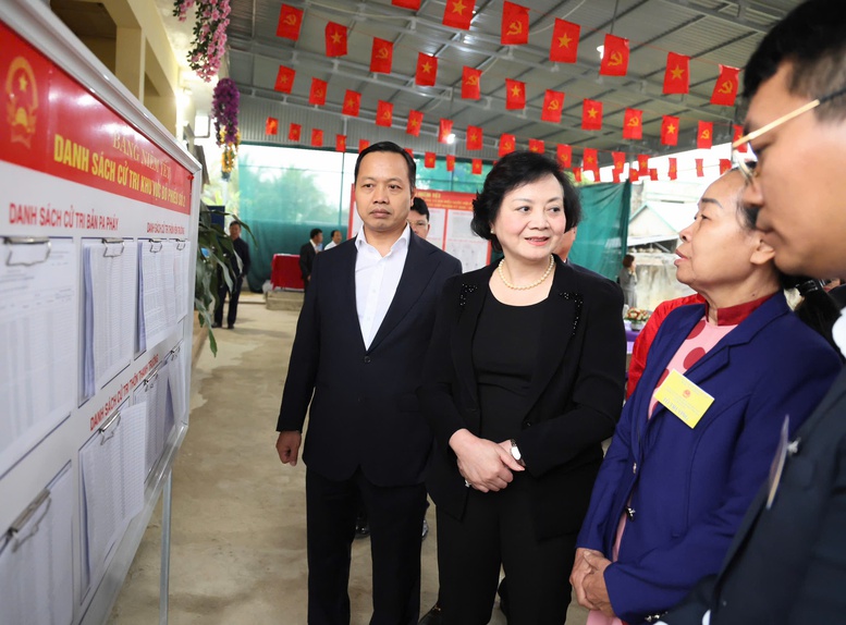 Ph&oacute; Thủ tướng Phạm Thị Thanh Tr&agrave; kiểm tra c&ocirc;ng t&aacute;c chuẩn bị bầu cử tại Khu vực bỏ phiếu số 02 của x&atilde; Thanh Y&ecirc;n - Ảnh: VGP/Thu Giang