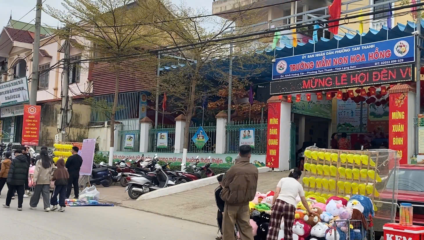 B&ecirc;n ngo&agrave;i khu&ocirc;n vi&ecirc;n trường mầm non nhộn nhịp tr&ograve; chơi phi ti&ecirc;u may rủi