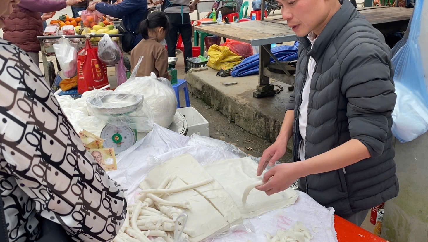 Việc sử dụng tay trần để lấy thực phẩm chế biến sẵn cho kh&aacute;ch được xem như điều thường nhật