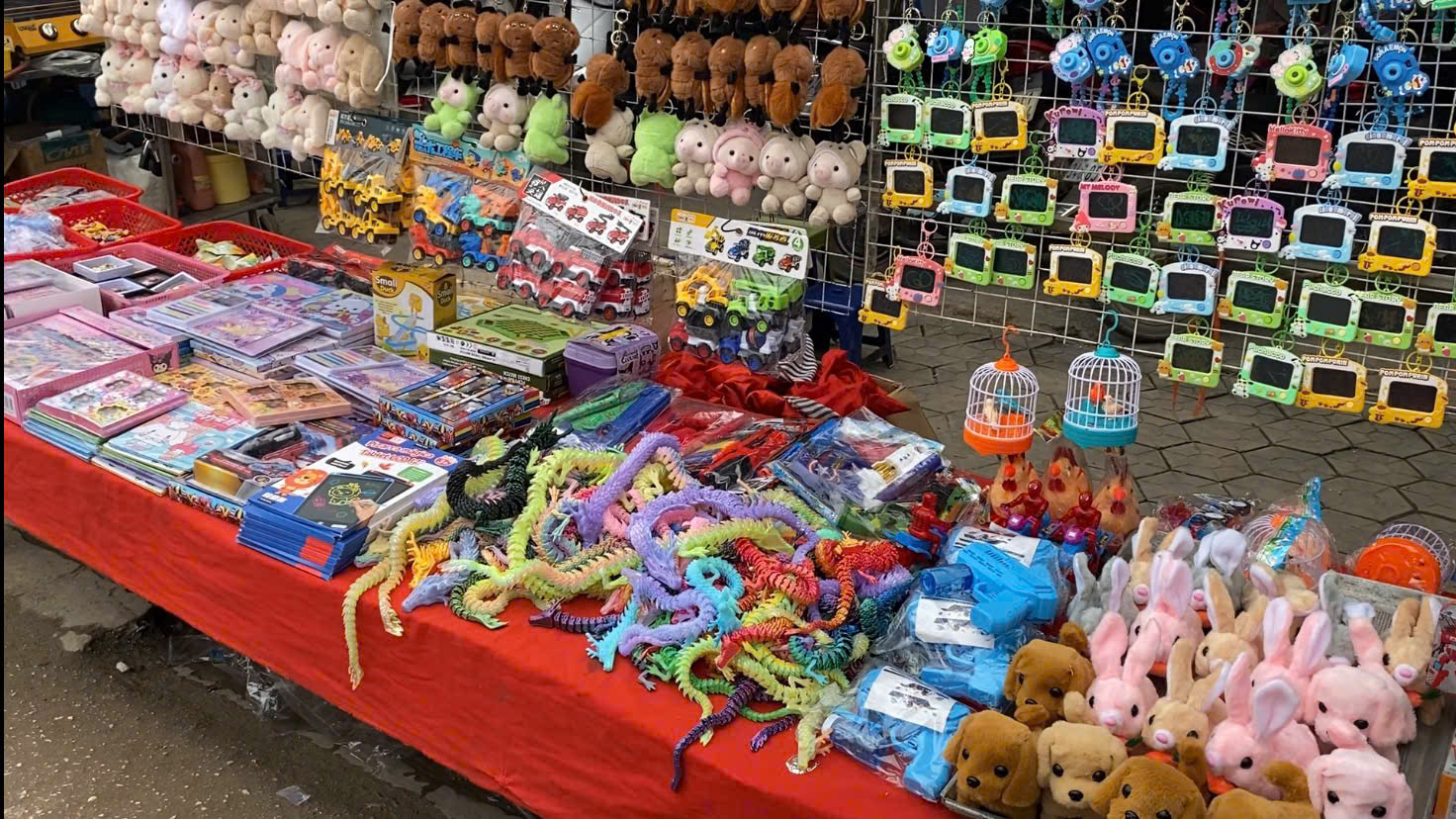 Kh&ocirc;ng kh&oacute; để bắt gặp những quầy đồ chơi đặt dọc lối đi từ UBND phường Tam Thanh l&ecirc;n Đền Vua L&ecirc;