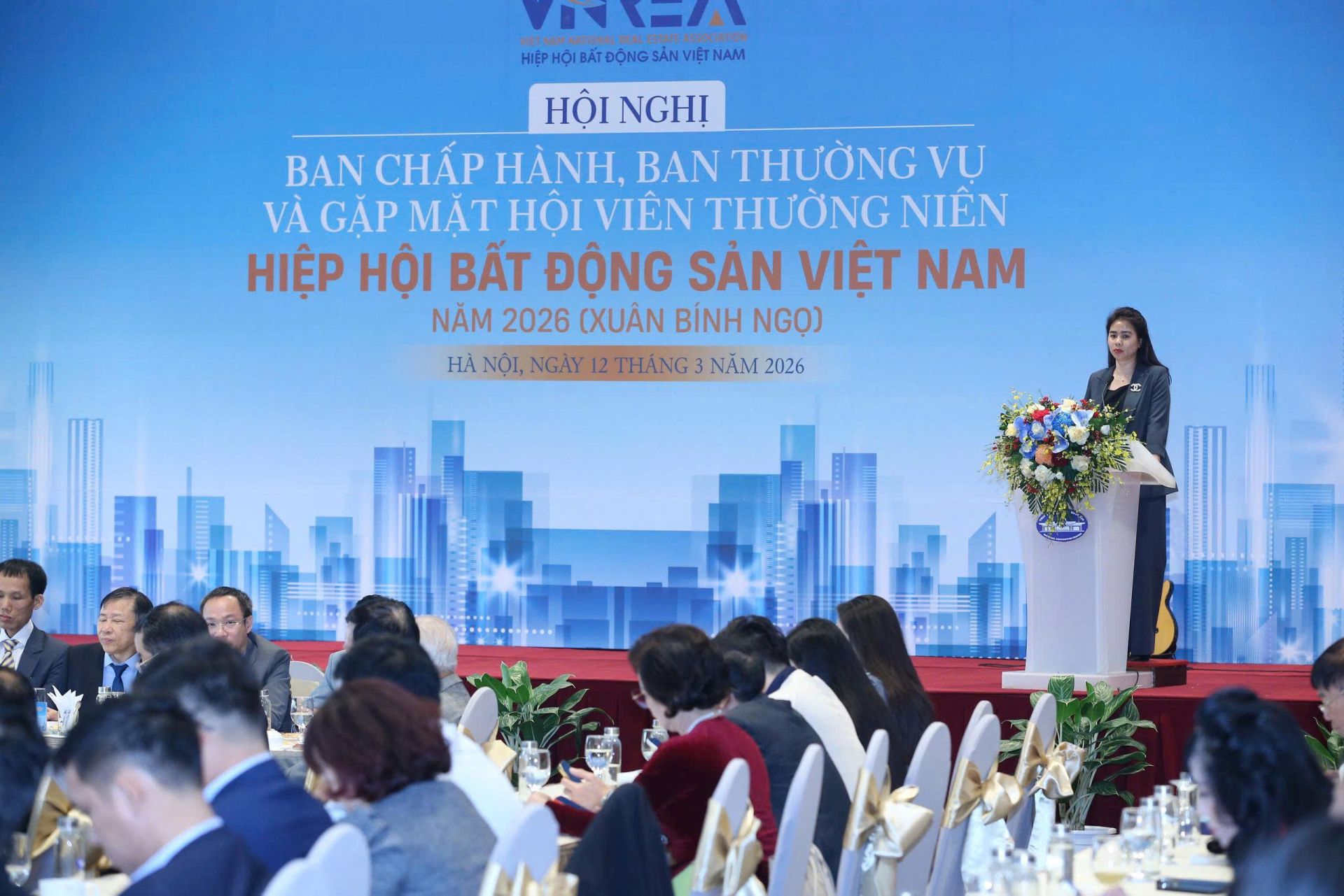 B&agrave; Ho&agrave;ng Thu Hằng, Ph&oacute; Cục trưởng Cục Quản l&yacute; Nh&agrave; v&agrave; Thị trường Bất động sản (Bộ X&acirc;y dựng) ph&aacute;t biểu tại Hội nghị