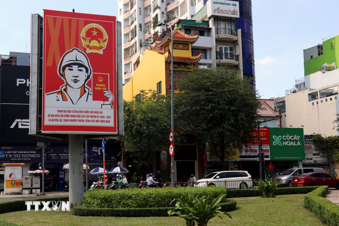 G&oacute;c đường C&aacute;ch mạng th&aacute;ng T&aacute;m - Nguyễn Thị Minh Khai, Th&agrave;nh phố Hồ Ch&iacute; Minh rợp cờ hoa, sẵn s&agrave;ng cho Ng&agrave;y hội to&agrave;n d&acirc;n. (Ảnh: Thanh Vũ/TTXVN)