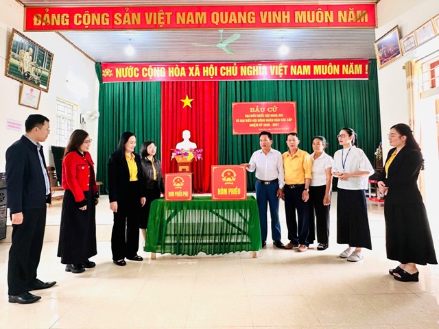 Trần Thị Thu Hương, Ph&oacute; Chủ tịch Ủy ban MTTQ Việt Nam tỉnh l&agrave;m Trưởng đo&agrave;n đ&atilde; tiến h&agrave;nh kiểm tra, gi&aacute;m s&aacute;t c&ocirc;ng t&aacute;c chuẩn bị bầu cử tại c&aacute;c x&atilde; Nghĩa Đ&agrave;n, Nghĩa L&acirc;m v&agrave; Nghĩa Mai.