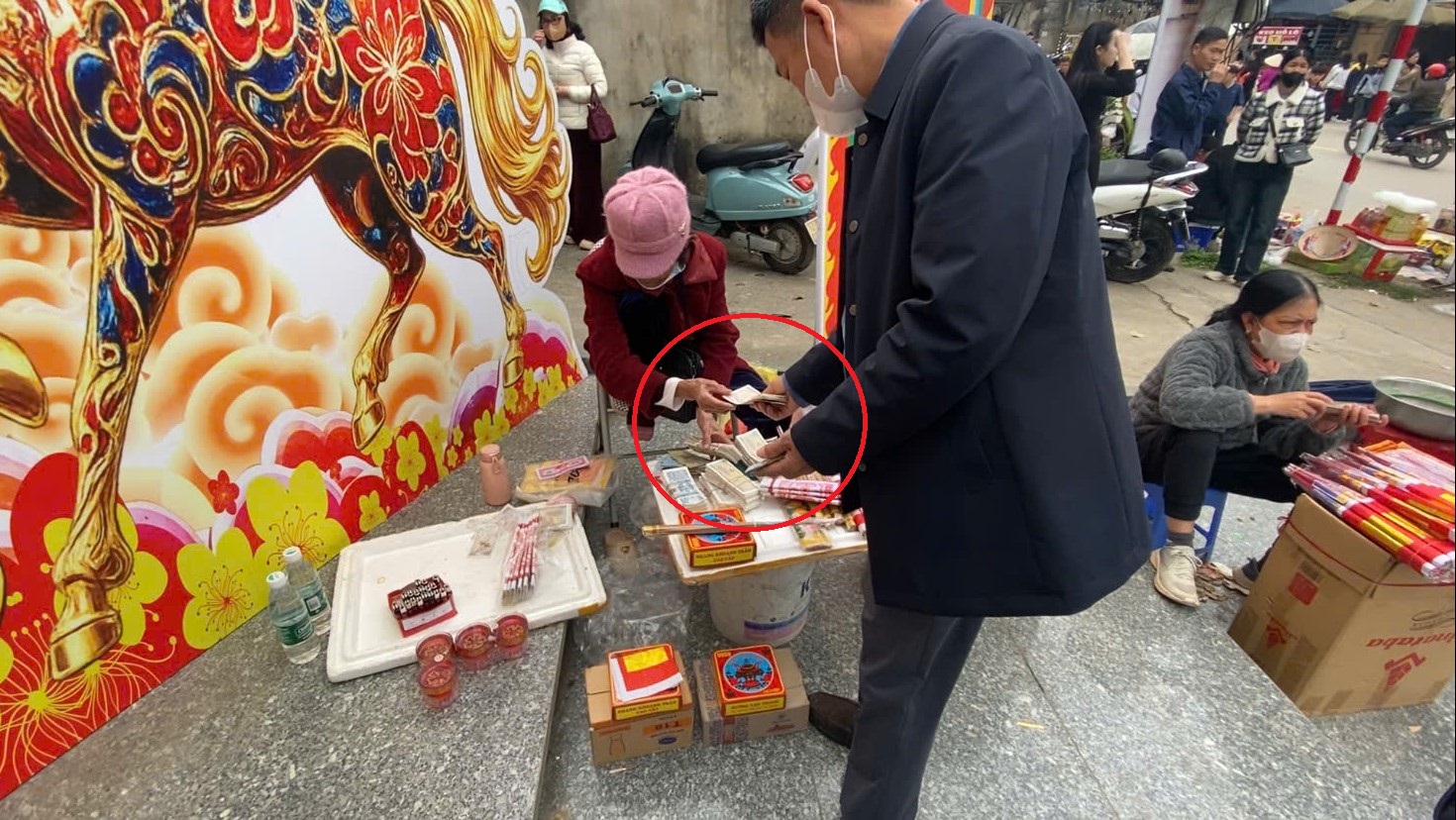 Dịch vụ đổi tiền lẻ diễn ra c&ocirc;ng khai ngay trước cổng đền