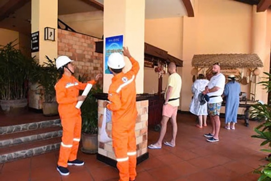 C&aacute;n bộ, c&ocirc;ng nh&acirc;n vi&ecirc;n C&ocirc;ng ty Điện lực L&acirc;m Đồng diễu h&agrave;nh tuy&ecirc;n truyền hưởng ứng Chiến dịch Giờ tr&aacute;i đất