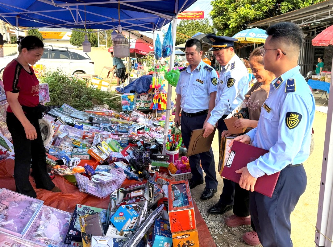 C&ocirc;ng chức Đội QLTT số 6 gi&aacute;m s&aacute;t v&agrave; tuy&ecirc;n truyền tại Lễ Hội