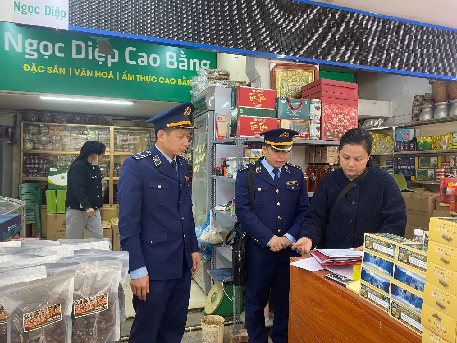 Lực lượng Quản l&yacute; thị trường Cao Bằng tăng cường kiểm tra, kiểm so&aacute;t h&agrave;ng h&oacute;a