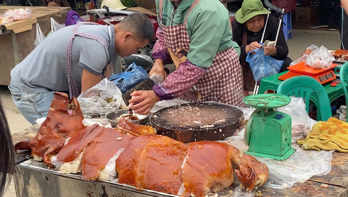 D&ugrave;ng tay kh&ocirc;ng để bốc đồ đ&atilde; chế biến ch&iacute;n, c&oacute; thể sử dụng được ngay cho du kh&aacute;ch