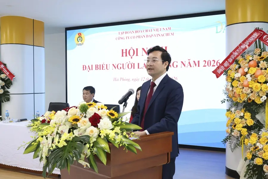 Đồng ch&iacute; Nguyễn Ngọc Sơn - Ph&oacute; Tổng Gi&aacute;m đốc, Chủ tịch C&ocirc;ng đo&agrave;n C&ocirc;ng ty b&aacute;o c&aacute;o tổng hợp kết quả Hội nghị Người lao động tại c&aacute;c đơn vị trực thuộc