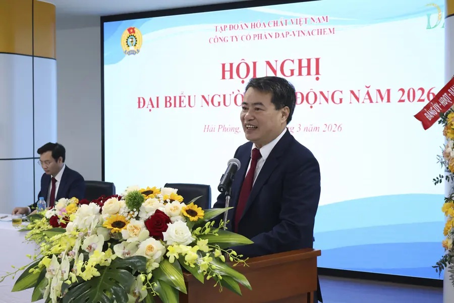 Đồng ch&iacute; Vũ Văn Bằng - T&ocirc;ng gi&aacute;m đốc C&ocirc;ng ty giải đ&aacute;p, l&agrave;m r&otilde; c&aacute;c nội dung của người lao động quan t&acirc;m