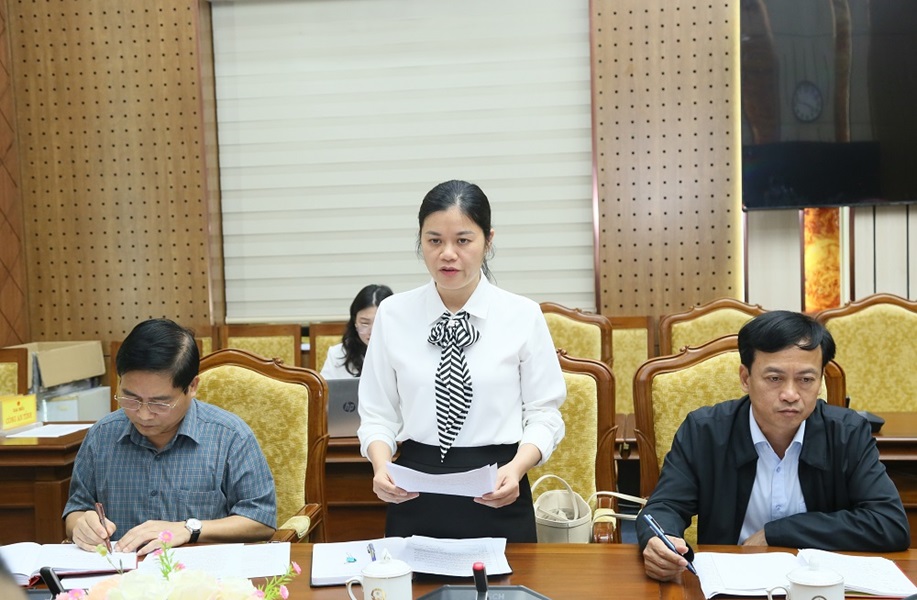 Đại diện Ban Bầu cử đại biểu HĐND tỉnh số 8 th&ocirc;ng b&aacute;o c&aacute;c quyết định ph&acirc;n c&ocirc;ng nhiệm vụ th&agrave;nh vi&ecirc;n Ban Bầu cử