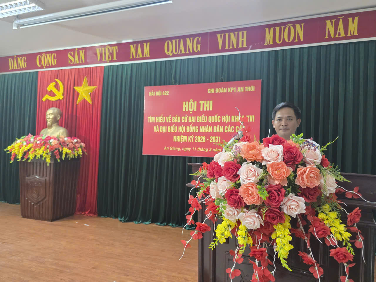 Trung t&aacute; Phan Tiến T&ugrave;ng - Ch&iacute;nh trị vi&ecirc;n Hải đội 422 ph&aacute;t biểu khai mạc Hội thi