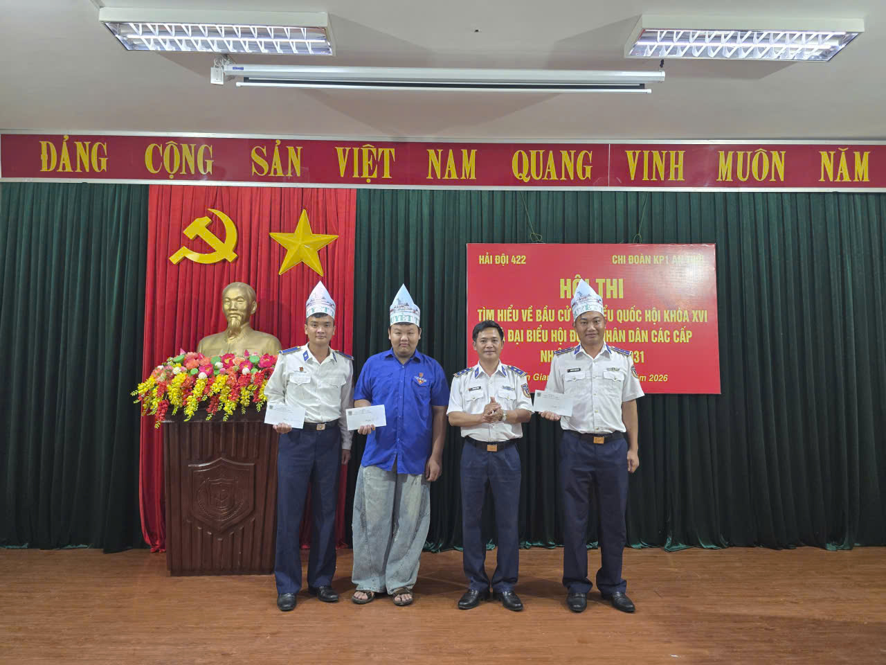 Trung t&aacute; Phan Tiến T&ugrave;ng - Ch&iacute;nh trị vi&ecirc;n Hải đội 422 trao thưởng cho đội đạt giải Nhất