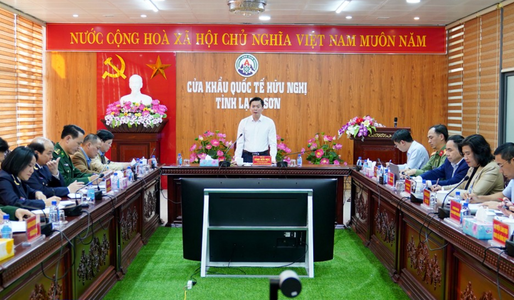 &Ocirc;ng Đinh Hữu Học, Ph&oacute; Chủ tịch Thường trực UBND tỉnh Lạng Sơn chủ tr&igrave; buổi l&agrave;m việc với c&aacute;c cơ quan, lực lượng li&ecirc;n quan v&agrave; c&aacute;c doanh nghiệp kinh doanh bến b&atilde;i. Ảnh: BLS