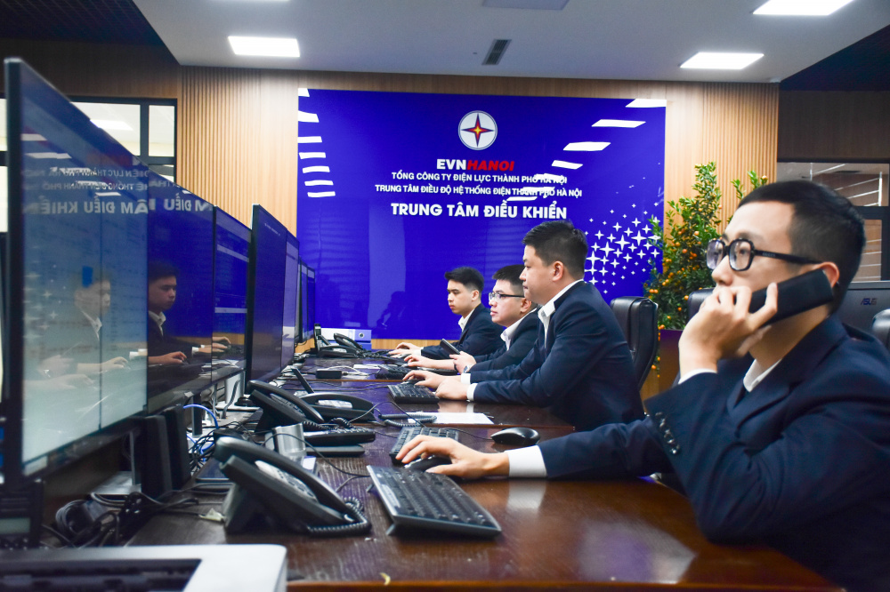 Theo d&otilde;i, gi&aacute;m s&aacute;t vận h&agrave;nh lưới điện 24/24 giờ