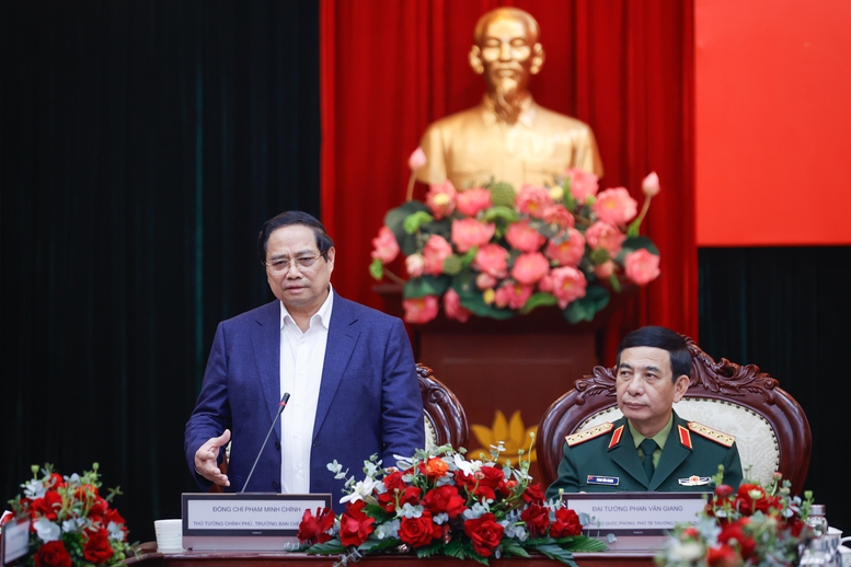 Thủ tướng Ch&iacute;nh phủ cũng đề nghị tập trung ph&aacute;t triển c&ocirc;ng nghiệp quốc ph&ograve;ng theo hướng chủ động, tự lực, tự cường, lưỡng dụng, hiện đại - Ảnh: VGP/Nhật Bắc