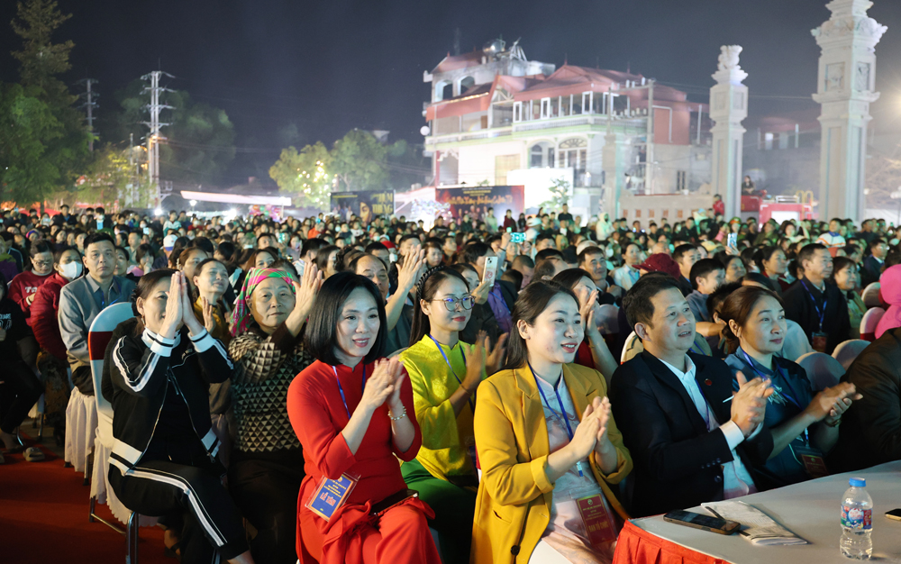 Đ&ocirc;ng đảo kh&aacute;n giả dự lễ khai mạc.