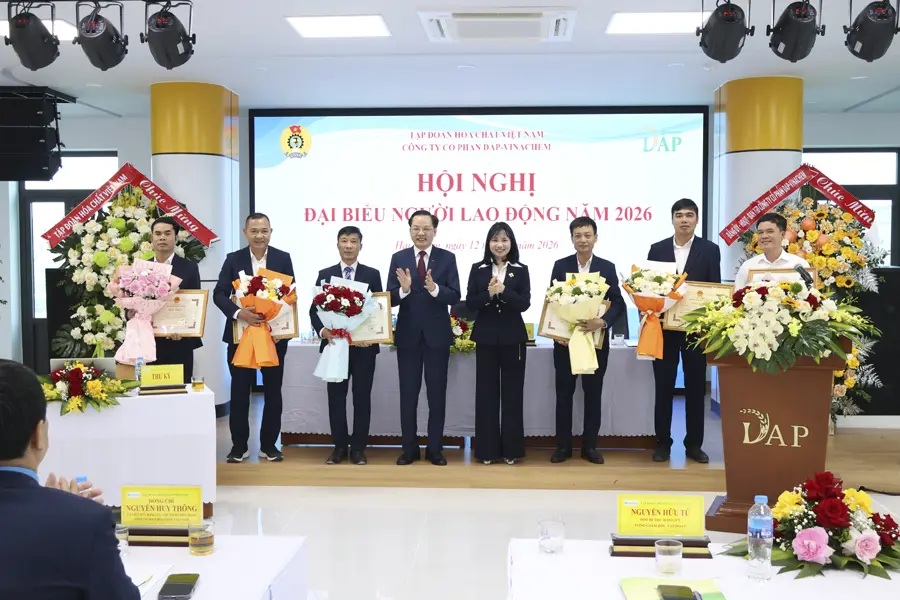 Trao bằng khen cho c&aacute;c tập thể xuất sắc năm 2025