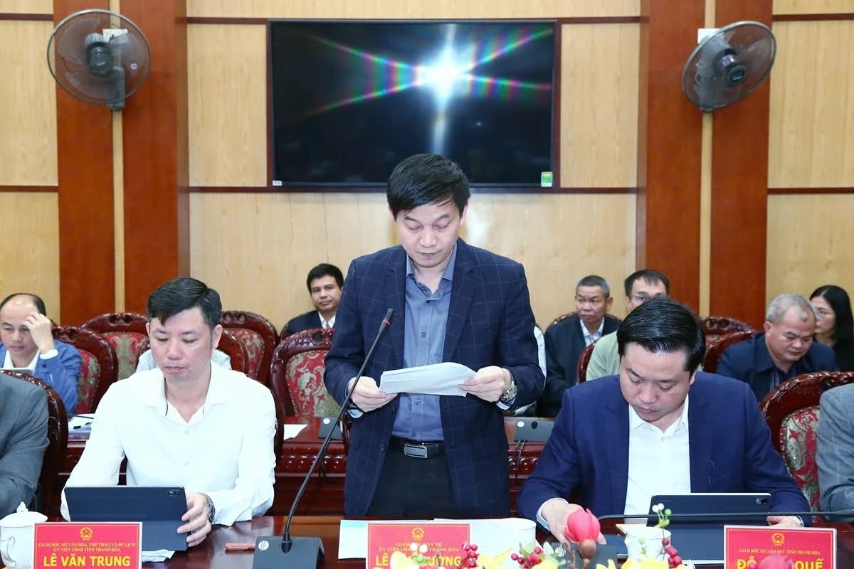 &Ocirc;ng L&ecirc; Văn Cường, Gi&aacute;m đốc Sở Y tế tham gia ph&aacute;t biểu &yacute; kiến tại phi&ecirc;n họp