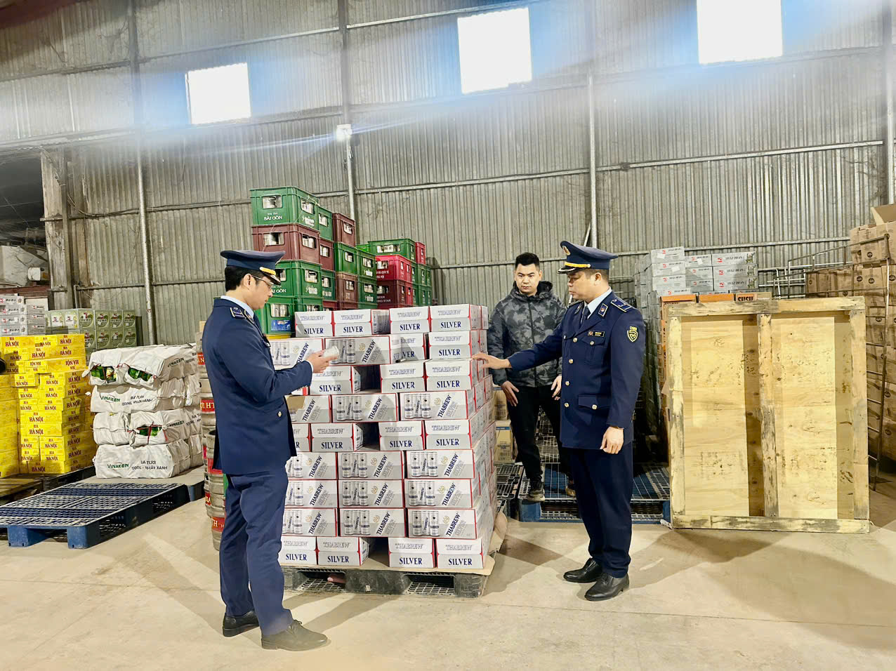 Đội Quản l&yacute; thị trường số 7 Lạng Sơn kiểm tra h&agrave;ng h&oacute;a tr&ecirc;n địa b&agrave;n quản l&yacute;