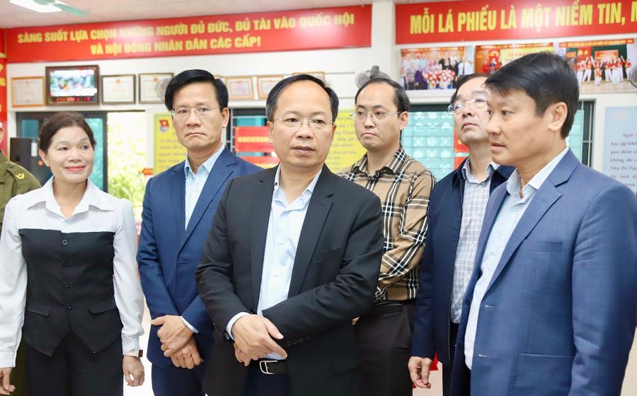 B&iacute; thư Tỉnh ủy H&agrave; Tĩnh Nguyễn Duy L&acirc;m kiểm tra c&ocirc;ng t&aacute;c chuẩn bị bầu cử tại phường Th&agrave;nh Sen