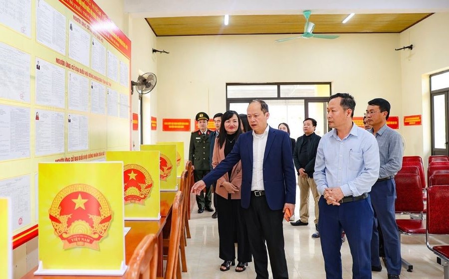 Ph&oacute; B&iacute; thư Thường trực Tỉnh ủy H&agrave; Tĩnh Nguyễn Hồng Lĩnh v&agrave; đo&agrave;n c&ocirc;ng t&aacute;c kiểm tra, nắm t&igrave;nh h&igrave;nh tại khu vực bỏ phiếu th&ocirc;n Gia Ng&atilde;i 2, x&atilde; Thạch H&agrave;