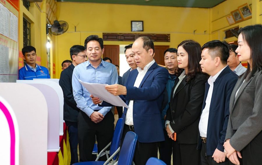 Ph&oacute; B&iacute; thư Thường trực Tỉnh ủy H&agrave; Tĩnh Nguyễn Hồng Lĩnh kiểm tra c&ocirc;ng t&aacute;c chuẩn bị tại khu vực bỏ phiếu số 1 (th&ocirc;n T&ugrave;ng Li&ecirc;n), x&atilde; Đồng Lộc