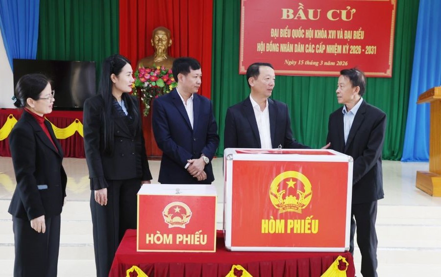 Chủ tịch UBND tỉnh H&agrave; Tĩnh Phan Thi&ecirc;n Định v&agrave; c&aacute;c th&agrave;nh vi&ecirc;n đo&agrave;n kiểm tra c&ocirc;ng t&aacute;c bầu cử tại x&atilde; Kỳ Anh